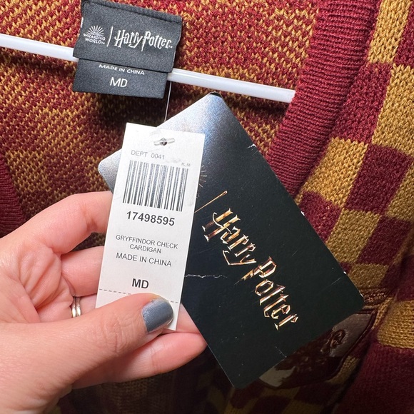NWT Harry Potter Gryffindor Embroidered Button Up Unisex Cardigan - Picture 9 of 12